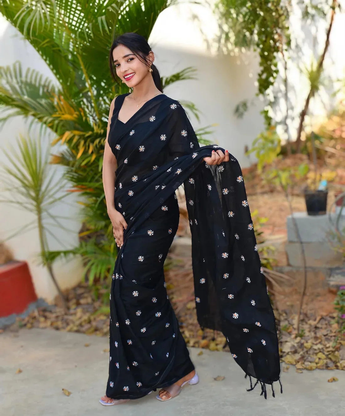Black Daisy Radiance Saree